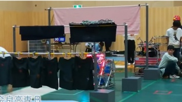 Японские студенты заставили роботов соревноваться в развешивании белья (видео)