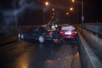 В Днепре на Старом мосту столкнулись Daewoo и Opel: есть пострадавшие