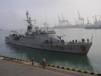 С пушкой и пулеметами: в Одесском порту гостит французский военный корабль