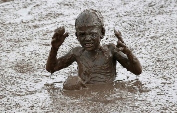 Болото из грязи: в Запорожской области дети не могут добраться до школы (ФОТО)