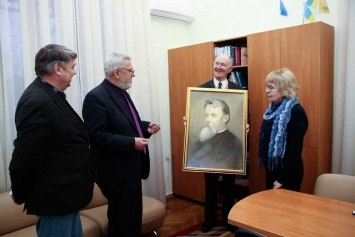 Полтавский ученый сделал ценный подарок Краеведческому музею (фото)