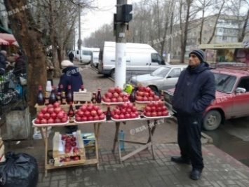 Мужчина с гранатами в Мелитополе перегородил тротуар (фото)