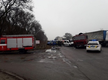 Страшная авария на Криворожском шоссе: спасатели вырезали водителя из пострадавшего авто (18+)