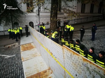 Протесты в Тбилиси: полиция возвела металлическую "берлинскую стену" (фото)