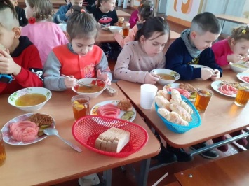 В криворожской школе №78 детей начали кормить блюдами из меню Клопотенко, - ФОТО