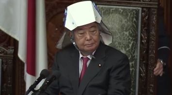 Японские депутаты заседали в шапочках из фольги (ВИДЕО)