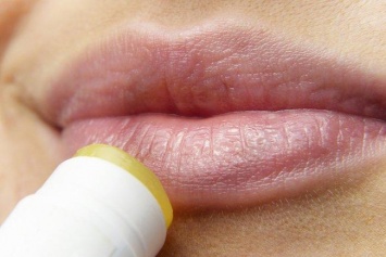 Сухость и трещины на губах: дерматолог назвала причины