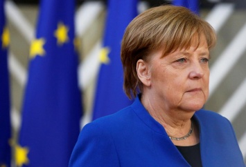 С Меркель случился неприятный инцидент на сцене: видео