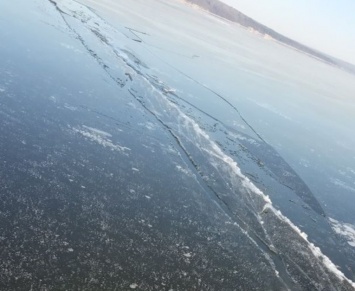 Люди стояли и снимали на телефоны: в Энергодаре девочка провалилась под лед