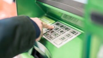 Мошенники изобрели новый способ обмана с картами возле банкоматов