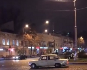 Финт не удался: для водителя «Жигулей» дрифт по Тираспольской площади закончился плачевно (видео)