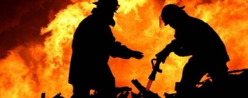 В Харькове спасатели несколько часов тушат масштабный пожар в жилом доме