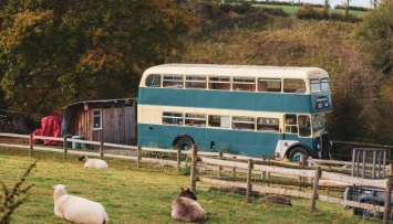 В Уэльсе туристам предлагают двухэтажный автобус для глемпинга