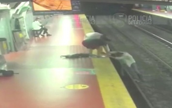 Мужчина смотрел в телефон и упал на рельсы в метро