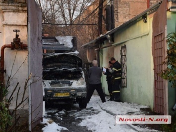 В Николаеве во дворе дома сгорела маршрутка