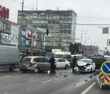 В Днепре пробки и задержки общественного транспорта из-за аварий на главных магистралях города