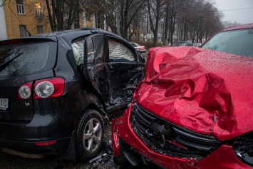 В Днепре на Гагарина столкнулись Mazda и Volkswagen: есть пострадавшие