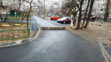 «Незаконное перекрытые»: в Днепре дорогу перегородили бетонным блоком