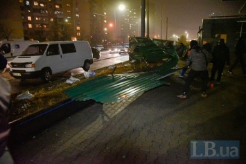 Жители киевских Позняков снесли забор скандального строительства на ул. Ревуцкого