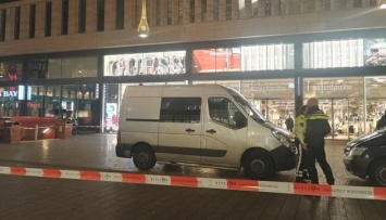 В центре Гааги неизвестный напал с ножом на посетителей торгового центра