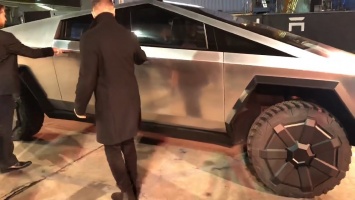 Это невероятно: первый Tesla Cybertruck Илона Маска уже заметили на улицах. Видео