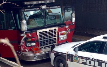 В Канаде неизвестный на пожарные машине пытался наехать на прохожих