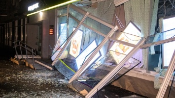 В Киеве взорвали отделение Ощадбанка: деньги разбросало по улице