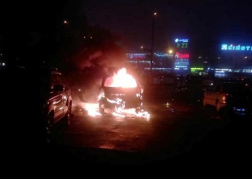 Ночью на Теремках сгорела машина