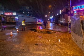 В Днепре из-за дождя на улице Образцова провалился асфальт