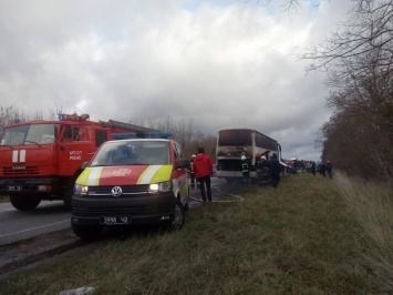 Туристический автобус с 46 пассажирами загорелся на трассе в Ровенской области