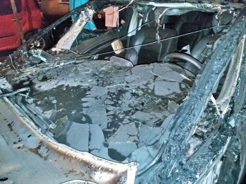 Одесса: возле Украинского театра дотла сгорел внедорожник