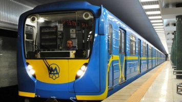Зажгла не по-детски: симпатичная пассажирка отличилась в вагоне киевского метро. ВИДЕО