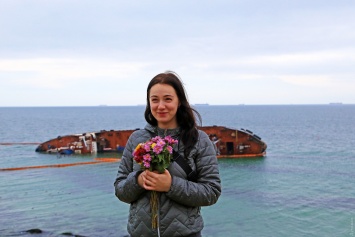 Туристы продолжают съезжаться к затонувшему в Одессе танкеру: его уже начали разрисовывать