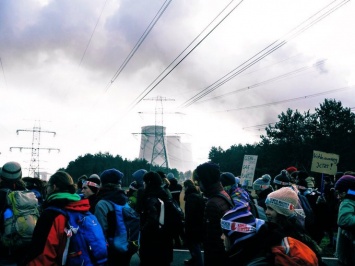 В Германии тысячи людей блокируют дороги и железнодорожные пути с требованием отказаться от добычи угля (ВИДЕО)