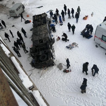 В России пассажирский автобус упал в реку, 15 погибших