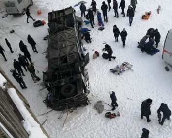 В России автобус с пассажирами упал с моста в реку, 15 погибших