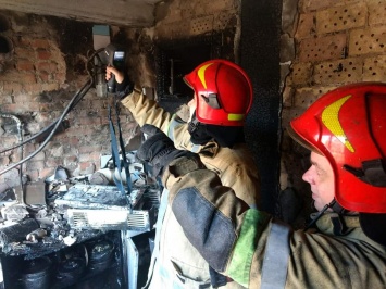 В Святошинском районе во время пожара в пятиэтажке спасли трех человек