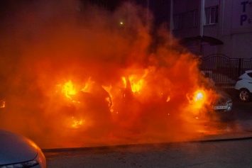 Пожар в центральной части Днепра: загорелось сразу несколько авто