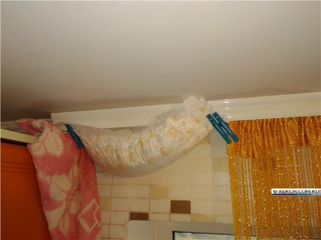 Керчане в протекающем от дождя доме собирают воду памперсами