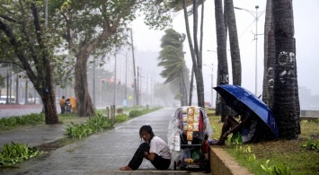К Филиппинам мчится супермощный тайфун: страну охватила паника, тысячи людей эвакуируют