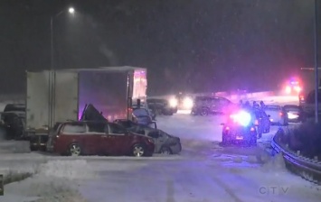 В Канаде 40 авто столкнулись на трассе, есть жертва