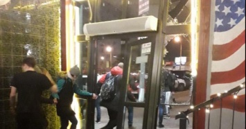 В Киеве машина протаранила пиццерию. Все началось с массовой драки