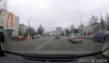 В Мелитополе полицейские едва не снесли людей на пешеходном переходе (видео)