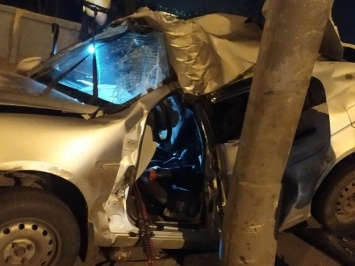 Намотало на столб: в Харькове спасатели вырезали водителя из искореженного автомобиля