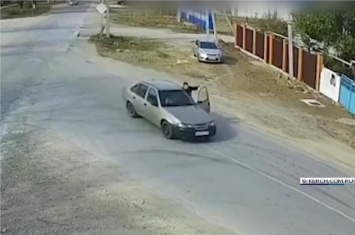 Пьяный крымский водитель протащил участкового ГИБДД на своей машине (видео)