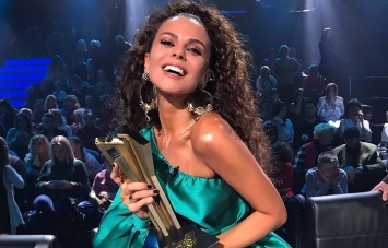 Настя Каменских не только стала певицей года 2019 на M1 Music Awards, но и поразила самым откровенным нарядом