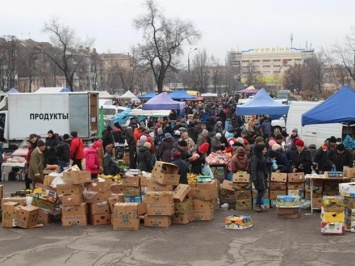 А воз и ныне там: стихийная торговля около цирка продолжает функционировать