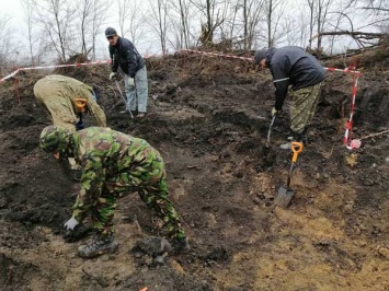 Во время ремонта трассы Днепр-Кривой Рог нашли останки троих солдат