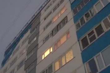 В России девочка с кошкой выпала из окна девятого этажа и выжила