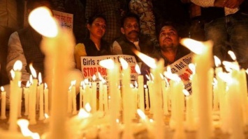В Индии четверо молодчиков изнасиловали, убили и сожгли девушку: в стране протесты
